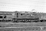 Die Reihe 1040 der ÖBB waren vierachsige elektrische Lokomotiven, die von 1950 bis 1953 in sechszehn Exemplaren gebaut wurden. Die 90 km/h schnelle Lok wurde anfangs sogar vor Schnellzügen eingesetzt. Dies war aber auf Dauer zu belastend für die Maschinen und sie wanderten in untergeordnete Dienste ab. Bis 2003 waren sie vor Regionalzügen und Verschubgüterzügen im Einsatz. 1040.03 wurde in Wien West angetroffen. (15.06.1962) <i>Foto: Basil Roberts</i>