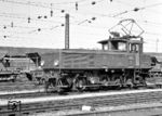 Die ÖBB-Reihe 1062 waren vierachsige elektrische Verschubdienstlokomotiven, die von 1955 bis 1995 im Einsatz waren. Die 12 Maschinen wurden von der Lokomotivfabrik Floridsdorf gebaut und waren tannengrün lackiert. Die Lokomotiven wurden nicht nur im Verschubdienst, sondern auch vor Güterzügen eingesetzt. Anfangs waren sie in Villach und Salzburg stationiert, wo sie im Verschub aber auch als Vorspannloks zwischen Bischofshofen und Eben im Pongau zum Einsatz kamen. Später wurden alle Maschinen nach Wien Süd überstellt. Ein langjähriges Einsatzgebiet waren die Pendlerzüge zwischen Hütteldorf und Unterpurkersdorf, bei denen die Lok in der Mitte zwischen jeweils zwei Personenwagen eingereiht war. 1062.12 wurde in Wien West vorgefunden. (15.06.1962) <i>Foto: Basil Roberts</i>