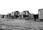 Schienenkran ÖBB 966 400 auf dem Kranschutzwagen 967 029 wahrscheinlich aufgenommen in St. Pölten. Der 45-t-Dampfkran stammte ursprünglich aus einer Serie für die sowjetische Staatsbahn. 1954 wurde der Kran von den ÖBB übernommen. Mit seinem langen Ausleger konnte er besonders schwere Lasten heben. Seine maximale Hubhöhe lag bei rund 11 Metern.  (15.06.1962) <i>Foto: Basil Roberts</i>