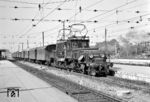 Das österreichische "Krokodil" 1089.01 (WLF, Baujahr 1923) vor einem Personenzug aus Spantenwagen im Bahnhof Wels an der österreichischen Westbahn. (08.09.1960) <i>Foto: Basil Roberts</i>