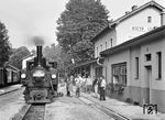 298.53 ergänzt vor der Abfahrt nach Klaus im Bahnhof Steyr Lokalbahnhof ihre Wasservorräte. Die Steyrtalbahn war eine Schmalspurbahn in Bosnischer Spurweite (760 mm) in Oberösterreich und führte ursprünglich von Garsten über Grünburg und Molln nach Klaus mit einem Seitenflügel von Pergern über Sierning nach Bad Hall. Heute verkehrt sie nur noch auf der Teilstrecke von Steyr nach Grünburg als Museumsbahn an einigen Wochenenden. (16.06.1962) <i>Foto: Basil Roberts</i>