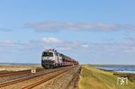 Auf dem Hindenburgdamm nähern sich 218 497 und 218 341 mit AS 1432 aus Niebüll der Insel Sylt. (24.08.2026) <i>Foto: Joachim Bügel</i>