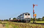 218 341 und 218 497 mit AS 1423 nach Niebüll am "Fotoklassiker", dem südlichen Einfahrsignal von Klanxbüll. (25.08.2026) <i>Foto: Joachim Bügel</i>