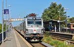 248 501 rauscht mit dem ICE 2375 nach Frankfurt/M (Tz 1817) durch den Bahnhof Klanxbüll. Da die Baureihe 248 nur 160 km/h schnell ist, wird in Itzehoe weiterhin auf eine 200 km/h schnelle E-Lok umgespannt. (25.08.2026) <i>Foto: Joachim Bügel</i>