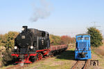 Im Bahnhof Bocksthal überholt Lok 11 mit einem Güterzug, der aus zweiachsigen offenen und handgebremsten Güterwagen besteht, die Diesel-Lok 35 (LKM, Baujahr 1962) vor einem Personenzug. (10.10.2010) <i>Foto: Thomas Fischer</i>