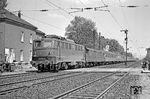 Zu DB-Zeiten war es nicht ungewöhnlich, dass eine Güterzuglok eine Reisezugleistung übernahm. 140 576 vom Bw Oberhausen-Osterfeld Süd bespannt hier den E 1521 am Bü Plutostraße in der Westausfahrt des Bahnhofs Wanne-Eickel. (23.05.1972) <i>Foto: Wolfgang Bügel</i>