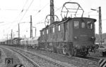 1968 kamen ein gutes Dutzend Loks der Baureihe 191 aus Süddeutschland nach Oberhausen Osterfeld Süd. Der Werkstätten- und Betriebsdienst war alles andere als begeistert, die alten Schätzchen zu übernehmen. Besonders das Bw Osterfeld konnte sich darüber freuen, unter seinen dreizehn 191ern gleich alle drei Unterbaureihen zu haben. Mit einer Höchstgeschwindigkeit von 55 km/h waren die Loks auch nicht unbedingt für den Güterzugdienst im Ruhrgebiet geeignet. Um so überraschender war es, einer solchen Lok in Witten (Ruhr) so weit östlich im Ruhrgebiet zu begegnen.  (24.05.1972) <i>Foto: Wolfgang Bügel</i>