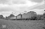 Dann postierte man sich bei Bochum-Langendreer, um die 191 018 nochmals an der Strecke aufzunehmen. Zunächst kam 141 178 vom Bw Hagen-Eckesey mit einem Nahverkehrszug vorbei. (24.05.1972) <i>Foto: Wolfgang Bügel</i>