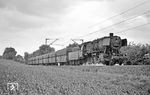 Danach erschien 051 520 vom Bw Dortmund Vbf mit einem Ganzzug bei Bochum-Langendreer. Da es langsam immer dunkler wurde und die 191 auf sich warten ließ, wurde die Fototour abgebrochen - wieder nichts mit einer Streckenaufnahme der 191. (24.05.1972) <i>Foto: Wolfgang Bügel</i>
