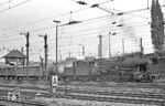 051 798 (Bw Wuppertal-Vohwinkel) wartet vor Ng 17602 im Bahnhof Wuppertal-Oberbarmen. Das Rangierstellwerk "Rr" (R = Rittershausen, der alte Name von Oberbarmen) wurde 1978 abgebrochen, als das neue Dr-Stellwerk in Betrieb ging. (25.05.1972) <i>Foto: Wolfgang Bügel</i>