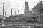 051 798 (50 1798, Schichau, Baujahr 1941) gehörte seit 01.06.1969 dem Bw Wuppertal-Vohwinkel an. Mit Ende des Wuppertaler Dampfbetriebs wurde sie nicht wie viele andere 50er nach Duisburg-Wedau umstationiert, sondern am 24.08.1972 ausgemustert. Da ihre z-Stellung zum 30.05.1972 erfolgte, dürfte dies eine ihrer letzten Zugleistungen gewesen sein. (25.05.1972) <i>Foto: Wolfgang Bügel</i>