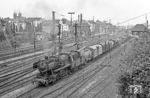 051 798 vor dem überlangen Ng 17602 nach Wuppertal-Vohwinkel in Wuppertal-Oberbarmen. Die Rangiergleise sind heute vollständig verschwunden. (25.05.1972) <i>Foto: Wolfgang Bügel</i>