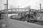 Dann ging es noch nach Wuppertal-Unterbarmen, wo die Durchfahrt des Ng 17602 mit 051 798 fotografiert wurde. Zum Zeitpunkt der Aufnahme gab es noch den Bahnsteig an den Ferngleisen, auf dem der Fotograf steht. Aber schon früher hielten an diesem Bahnsteig relativ wenig Züge, da der Nahschnellverkehr (Eilzüge) in den Stationen Unterbarmen, Steinbeck, Zoo und Sonnborn in der Regel durchfuhr. Die alte Stahlbogenbrücke ist auch längst Geschihte.  (25.05.1972) <i>Foto: Wolfgang Bügel</i>