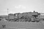 052 286 fährt im Bahnhof Wuppertal-Wichlinghausen an den Ng 17602. Der Bahnhof wurde am 27. September 1991, fast 112 Jahre nach der Eröffnung, für den Personenverkehr geschlossen, eine Bedienung im Güterverkehr erfolgte noch bis zur Gesamtstilllegung im Jahr 1995. Auf dem etwa 10 ha großen Bahnhofsareal entstand bis 2017 ein neues Wohngebiet. (26.05.1972) <i>Foto: Wolfgang Bügel</i>