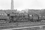 Auf der Rückfahrt von der Sonderfahrt mit 38 2383 nach Wuppertal ging es obligatorisch am Bahnhof Remscheid-Lennep vorbei. Dort stand die als Heizlok tätige 052 625 vom Bw Wuppertal-Vohwinkel. (28.05.1972) <i>Foto: Wolfgang Bügel</i>