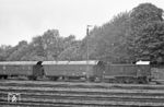 Im Bahnhof Remscheid-Lennep fanden sich an diesem Sonntag noch weitere Exoten wie 236 221 vom Bw Finnentrop mit einem Bauzug. (28.05.1972) <i>Foto: Wolfgang Bügel</i>