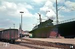 01 167 vom Bw Bremen Hbf mit E 748 nach Osnabrück auf der Pfeilerbahn zwischen Hamburg Hbf und den Norderelbbrücken. Darunter befinden sich die Reste des Hannoverschen Bahnhofs (ab 1964 Hamburg Hgbf). Zum Jahresende 2007 wurde die Oberhafenbrücke erneuert und anschließend die Pfeilerbahn abgerissen. (06.1967) <i>Foto: Jürgen Hagemann</i>