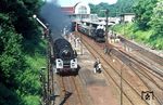Nachdem 052 443 vom Bw Hamburg-Rothenburgsort mit einem Sonderzug im Bahnhof Aumühle angekommen war, konnten die Fahrtteilnehmer auch die Durchfahrt der Wittenberger 01 0502 vor dem D 163 nach Berlin genießen. (08.1972) <i>Foto: Jürgen Hagemann</i>