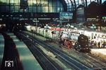 01 0505 (Bw Wittenberge) fährt mit dem D 165 nach Berlin in Hamburg Hbf ein. Auf dem Bundesbahn-Streckenteil hatte der Zug die Nummer D 407. (05.1973) <i>Foto: Jürgen Hagemann</i>
