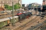 Die noch mit Boxpok-Räder ausgestattete 01 0503 steht vor dem D 165 nach Berlin in Hamburg Hbf. Während die Post mit dem Beladen beschäftigt ist, schiebt eine Lübecker V 200 den E 3066 nach Bad Oldesloe aus dem Bahnhof. Wenige Tage später, zum Sommerfahrplan 1973 endete der Einsatz der Wittenberger 01.5 nach Hamburg. Aufgrund des Transitabkommens zwischen der DDR und der Bundesrepublik beförderte die 01.5 die Transitzüge nur noch zwischen Berlin und Wittenberge. Gleichzeitig endete auch der Einsatz der Erfurter 01.5 nach Bebra. (05.1973) <i>Foto: Jürgen Hagemann</i>