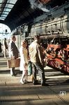 Nachdem die Baureihe 012 ein halbes Jahr zuvor verschwunden war, waren die Wittenberger 01.5 die letzten Schnellzugdampfloks in Hamburg-Altona. Für das normale Publikum strahlten die Dampfloks weiterhin eine besondere Faszination aus. (05.1973) <i>Foto: Jürgen Hagemann</i>
