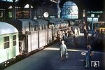 Die Wittenberger 01 0509 im Bahnhof Hamburg-Altona. Unspektakulär endete der Einsatz der Wittenberger 01.5 in Hamburg wenige Tage später. 01 0513 beförderte am 2. Juni 1973 ohne große Aufmerksamkeit den letzten dampfgeführten D 165 (407) nach Berlin. Die Fans waren wohl alle in Bebra. (05.1973) <i>Foto: Jürgen Hagemann</i>