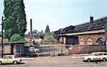Die Erfurter 01 507 fährt mit dem D 129 "Sassnitz-Express" am Lehrter Stadtbahnhof vorbei. Ab den 1990er-Jahren entstand hier der neue Berliner Hauptbahnhof, der 2006 eröffnet wurde. Für die Bauarbeiten wurde der Lehrter Stadtbahnhof im Sommer 2002 abgerissen und das Gelände völlig umgekrempelt. (05.1967) <i>Foto: Jürgen Hagemann</i>