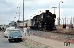 012 052 wartet vor dem E 1638 nach Köln auf die Abfahrt in Norddeich Mole. (04.1971) <i>Foto: Jürgen Hagemann</i>