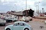 Pünktlich um 17.25 Uhr startet 012 052 mit dem E 1638 im Bahnhof Norddeich Mole. (04.1971) <i>Foto: Jürgen Hagemann</i>