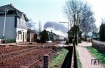 Ohne Halt geht es für 012 077 vor dem samstäglichen E 2554 nach Neumünster durch Prisdorf. (20.03.1971) <i>Foto: Jürgen Hagemann</i>