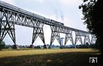 Der von zwei 012 geführte E 1778 nach Hamburg-Altona auf der Rampenauffahrt der Hochdonner Brücke kurz vor Überquerung des Nord-Ostsee-Kanals. (09.1968) <i>Foto: Jürgen Hagemann</i>