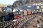 012 105 hat mit P 2564 soeben den Bahnhof Hamburg-Altona verlassen und fährt am Fotografen vorbei, der auf der Holstenkampbrücke steht. Nach einer Fahrzeit von 2 Stunden und 15 Minuten wird der Zug um 19.09 Uhr Kiel Hbf erreichen. (03.1971) <i>Foto: Jürgen Hagemann</i>