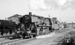 Dienstbeginn für 50 525 (Bw Frankfurt/M-2) in ihrem Heimat-Bw. Links steht 44 331 aus Dillenburg. (31.10.1966) <i>Foto: Reinhard Gumbert</i>