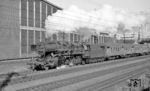 Die Limburger 50 2296 fährt mit P 2445 nach Limburg (Lahn) am Bw Frankfurt/M-3 vorbei. (31.10.1966) <i>Foto: Reinhard Gumbert</i>