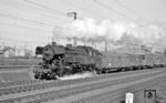 65 016 (Bw Limburg) dampft mit P 2493 nach Limburg (Lahn) am Bw Frankfurt/M-3 vorbei. (31.10.1966) <i>Foto: Reinhard Gumbert</i>