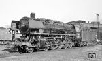 Am nächsten Tag stand 44 636 (Bw Kassel) immer noch im Bw Frankfurt/M-2 herum. Das Blech im Schornstein gibt noch Rätsel auf. (31.10.1966) <i>Foto: Reinhard Gumbert</i>