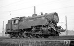 Am späten Nachmittag des 17.11.1966 war ein dreiteiliger VT der FK aus Frankfurt-Höchst in Kelkheim-Hornau angekommen. Während der Wendepause ging der Lokführer kurz austreten. Jedoch bremste er die VT-Einheit nicht ausreichend fest. Das Anziehen der Handbremse war bis zum Unfall allerdings auch nicht vorgeschrieben. Der Triebwagen rollte im leichten Gefälle los. Der Lokführer erreichte den Triebwagen nicht mehr, und die Einheit nahm von den Taunushöhen hinunter Richtung Frankfurt Fahrt auf. Der nächste besetzte Bahnhof Kelkheim konnte nicht mehr rechtzeitig alarmiert werden, um den führerlosen Zug auf ein Stumpfgleis zu lenken und zur Entgleisung zu bringen. Auch der einzige bereits zugestiegene Fahrgast, ein 22-jähriger, brachte den führerlos zu Tal rasenden Zug nicht zum Stehen. Gleichzeitig war von Frankfurt-Höchst her P 2177 mit der Dampflok 262 hinauf nach Richtung Königstein unterwegs. Zwischen den im Dunkel aufeinander zufahrenden Zügen gab es keinen besetzten Bahnhof mehr. So war die Katastrophe unabwendbar: Zwischen Ober- und Unterliederbach steißen die beiden Züge frontal zusammen. Lokführer Reuss der 262 erkannte die Gefahr in der nebligen Dunkelheit zwar und konnte den Zug noch stark abbremsen, doch der Zusammenstoß mit dem führerlosen Triebwagen, der inzwischen bis zu 120 km/h schnell gewesen sein soll, war nicht zu verhindern. Der Knall war kilometerweit zu hören, der Steuerwagen des VT schob sich auf die Dampflok, im vollbesetzten Pendlerzug verkeilten sich mehrere Personenwagen. Sieben Tote und 80 Verletzte waren zu beklagen. Reinhard Gumbert traf die verunfallte Lok 262 wenige Tage später in Frankfurt-Höchst abgestellt an.  (20.11.1966) <i>Foto: Reinhard Gumbert</i>