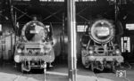 Auf der anderen Seite der Mindener 18 323 hatte sich im Schuppen des Bw Frankfurt/M-2 die 50 756 positioniert, die sich noch 1967 aus dem aktiven Dienst verabschieden sollte. (01.01.1967) <i>Foto: Reinhard Gumbert</i>