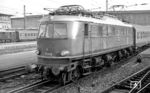 Blick aus einem einfahrenden Zug auf die in München Hbf abfahrbereit stehende E 18 06 vom Bw Freilassing vor dem E 533 nach Berchtesgaden. (03.01.1967) <i>Foto: Reinhard Gumbert</i>