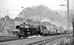 Der Dg 5263 von Frankfurt Hauptgüterbahnhof nach Kassel Rbf war einer der letzten dampfbespannten Durchgangsgüterzüge, der aus Umlaufgründen die Ende Mai 1965 eingeschaltete Elektrifizierung der Main-Weser-Bahn Frankfurt-Gießen überdauerte. Die Kasseler Öllok 44 1315 zieht hier den Dg 5263 durch Frankfurt West. Auf dem Flachwagen hinter der Lok wird ein Klv-52 mitgeführt, ein sog. "Propangas-Skl", mit dem üblicherweise die Gasflaschen an den Formsignalen mit Gas-Beleuchtung gewechselt wurden. (25.02.1967) <i>Foto: Reinhard Gumbert</i>