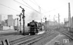 Durchfahrt des Dg 5263 nach Kassel Rbf mit 44 189 (Bw Kassel) im Bahnhof Frankfurt West. (04.03.1967) <i>Foto: Reinhard Gumbert</i>