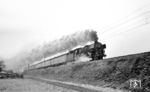 01 1101 ballert an einem frostigen Sonntagmorgen mit dem D 41 „Senator“ durch die Nidda-Auen bei Frankfurt-Ginnheim. Vor dieser Zugleistung musste die Kasselaner Maschine ihre Höchstgeschwindigkeit von 140 km/h voll ausfahren. Was war passiert? Der F-Zug „Roland“ (Basel-Bremen) war zum Winterfahrplan 1966/67 samstags gestrichen worden. Folglich erreichte die Planlok des Zuges (eine V 200) samstags Kassel nicht mehr und stand für den Gegenlauf des D 42 spätabends von Kassel nach Frankfurt/M nicht zur Verfügung. Also mußte ersatzhalber eine Kasselaner Öl-01.10 einspringen. Planmäßig! An jedem frühen Sonntagmorgen stand dann eine 01.10 um 7.29 Uhr in Frankfurt Hbf vor dem D 41 nach Kassel zur Abfahrt bereit. Fototechnisch konnte man in der Winterzeit die Zugleistung nur schwer aufnehmen. Erst im März war ein wenig Licht vorhanden, dies überhaupt zu versuchen. Hier ist bereits die drittletzte Vorführung des Schauspiels unterwegs, denn mit der Elektrifizierung des Reststücks Gießen-Kassel eine Woche später lief der D 42/41 auch an den Wochenenden mit E-Lok bis Frankfurt durch. (05.03.1967) <i>Foto: Reinhard Gumbert</i>
