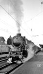 Letzmalig bespannt eine 01.10 des Bw Kassel den D 41 "Senator" nach Kassel. Nach einem kurzen Aufenthalt beschleunigt 01 1084 den Zug aus dem Bahnhof Gießen. (12.03.1967) <i>Foto: Reinhard Gumbert</i>