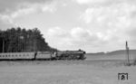 Das unmittelbar bevorstehende Dampf-Ende auf der Main-Weser-Bahn war der Grund, am letzten Sonntag vor der Traktionsumstellung auf E-Betrieb an jenem 12. März 1967 nach der Aufnahme des D 41 in Gießen mit dem Folgezug D 177 und 01 1081 nach Treysa weiterzureisen. Per Fahrrad ging es dann in die Nähe von Neustadt (Hessen), wo von links und rechts die Dampfzüge vorbeirollten. Den Anfang machte 01 1102, die den D 283 (Basel SBB - Frankfurt/M - Kassel - Hannover - Bremerhaven Lehe) am Haken hatte. (12.03.1967) <i>Foto: Reinhard Gumbert</i>