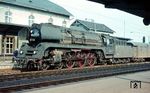 Die Erfurter 01 517 ist mit dem D 198 (Leipzig - M Gladbach) in Bebra angekommen. Die Lok ist noch mit Boxpokrädern, breiter Umlaufschürze und Kohlefeuerung ausgestattet.  (14.05.1964) <i>Foto: Rolf Hahmann</i>