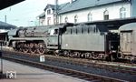 01 517 vor D 198 aus Leipzig im damals deutsch-deutschen Grenzbahnhof Bebra. Der Umbau aus 01 107 ist gerade einmal ein halbes Jahr her. Die Boxpokräder wurden später wieder entfernt, der breite Umlauf geändert und am 27.02.1965 eine Ölhauptfeuerung eingebaut.  (14.05.1964) <i>Foto: Rolf Hahmann</i>