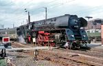 01 520 (Bw Erfurt) hat im Bahnhof Bebra den D 197 nach Leipzig übernommen. Die ein Jahr zuvor aus 01 162 rekonstruierte Lok zeigt sich im letzten Umbauzustand mit Speichenrädern, spitzer Rauckammertür, schmaler Umlaufschürze und Ölfeuerung. (05.1965) <i>Foto: Rolf Hahmann</i>