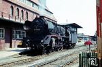 03 2123 vom Bw Pasewalk wartet an den Durchgangsgleisen des Stralsunder Hbf in Höhe des Bahnübergangs Tribseer Damm. (06.1960) <i>Foto: Rolf Hahmann</i>