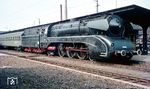 10 001 ist dem dem D 197 (M Gladbach - Leipzig) in Bebra angekommen. Hier wird sie den Zug an eine Erfurter 01 übergeben. (24.05.1963) <i>Foto: Rolf Hahmann</i>