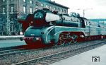 10 002 (Bw Bebra) ist vor dem D 173 (München - Würzburg - Hannover - Bremerhaven-Lehe) in Gemünden (Main) eingetroffen, wo der Zug von 12.44 Uhr bis 12.52 Uhr einen planmäßigen Halt hatte. (06.1958) <i>Foto: Carl Bellingrodt</i>